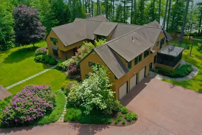 Image de A Year Round Luxury Home avec une grande plage privée sur Sebago