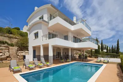 Image de Spacieux 4 Chambre / 4 salles de bains villa près de Burgau & plage avec jacuzzi et une piscine