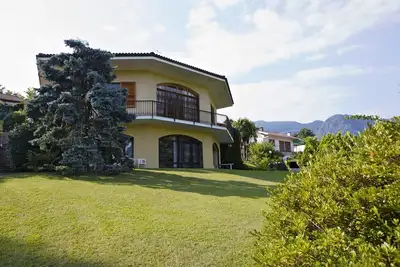 Unité de logement avec environ 1. 300 m² de grande parcelle de jardin bien entretenue