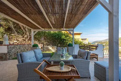 Image de Portion élégante d'une villa panoramique à deux pas de la mer