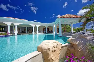 Image de Elégante villa de 6 chambres avec une magnifique piscine de forme libre