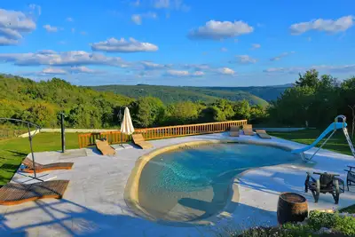 Image de Villa unique avec grand jardin et piscine biodesign avec vue imprenable