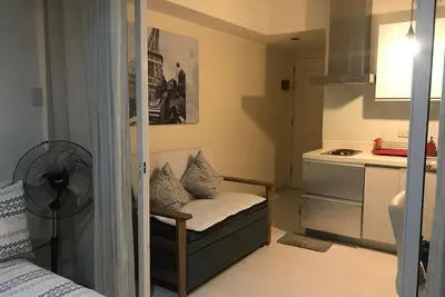 Image de 5ème étage 1 chambre St Tropez face à la ville peut accueillir 4 personnes