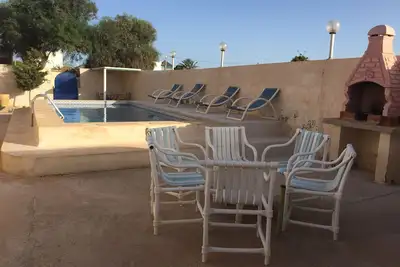 Image de villa indépendante avec piscine privée, parking couvert
