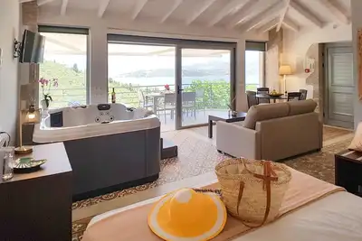 Image de Bungalow Lune de Miel Romantique avec Jacuzzi Intérieur et Vue sur la Mer