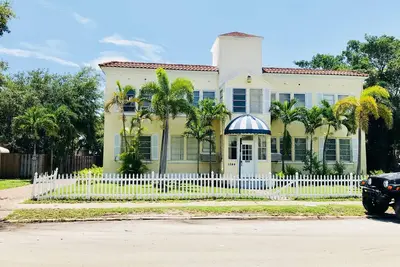 Image de Appartement familial \/ 2 miles à la plage \/ East Hollywood \/ Sleep 8 \/ Parking gratuit \/ Barbecue \/ J-8