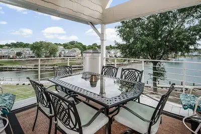 Image de Condo de luxe au bord de l'eau au bord du lac Norman avec ascenseur, piscine, tennis