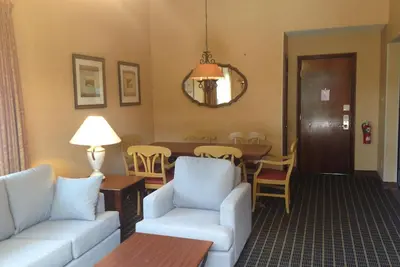 Image de Deerhurst - Luxueux condo de 2 chambres à coucher récemment rénové