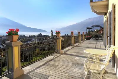 Image de Villa avec vue sur le lac, piscine privée et bain à remous! 10 minutes à pied de la plage