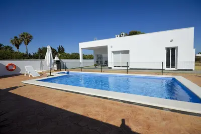 Image de Magnifique Villa De Design Avec Grande Piscine Exclusive Et Jardin