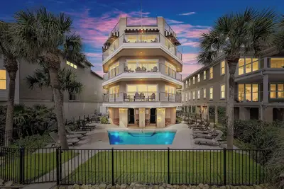 Image de Immense maison face à l'océan avec plusieurs niveaux pour les grands groupes ou les familles