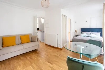 Image de De luxe à côté des Champs Elysées proche Station Métro Charles de Gaulle Etoile