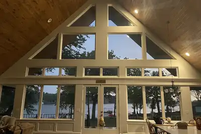 Image de Nouvelle grande maison au bord du lac Grand Lake O ’the Cherokees