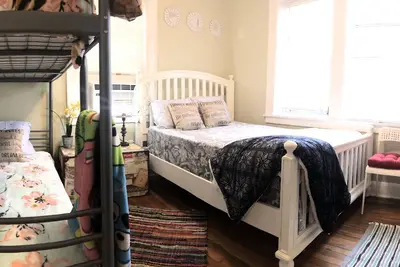 Image de Appartement familial \/ East Hollywood \/ 2 miles à la plage \/ Sleep 6 \/ Parking gratuit \/ Barbecue \/ J-6