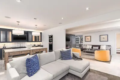 Image de La maison Blanche! Votre suite de divertissement privée!