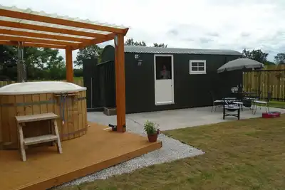 Image de Shepherds Hut Ferrensby North Yorkshire avec bain à remous et baril de sauna