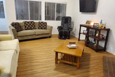 Image de Escapade Zen contemporaine avec garage pour deux voitures