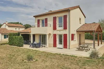 Image de Villa avec jardin près de beau terrain de golf