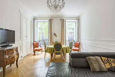Image de Rare appartement 3br par le boulevard Saint Germain, à quelques minutes de Notre Dame, par Veeve