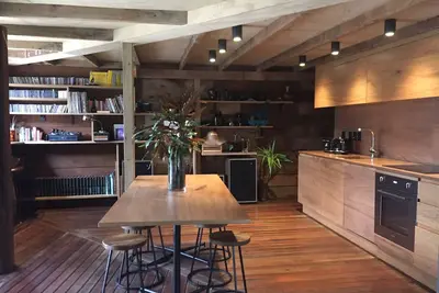 Image de Détendez-vous dans notre sanctuaire de Muriwai au milieu des arbres.