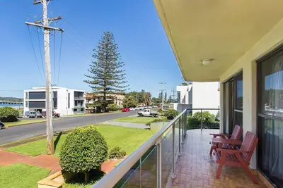 Image de Champagne Court 1 près du club de bowling et rockpool