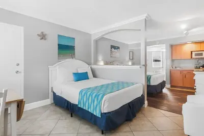 Image de Unité de condo / hôtel # 413 de Pelican Pointe Efficacité abordable au cœur de Clearwater Beach!