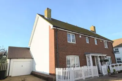 Image de Une maison moderne de 3 chambres doubles à Camber, Rye près des dunes de sable et de la plage.