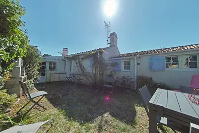 Image de Maison de charme avec jardin clos, à 500 m du centre et 1800 m de la plage - 4 couchages