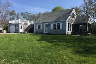 Image de Vintage Cape Cod Beach House, vue magnifique sur la baie, <1 minute à pied de la plage