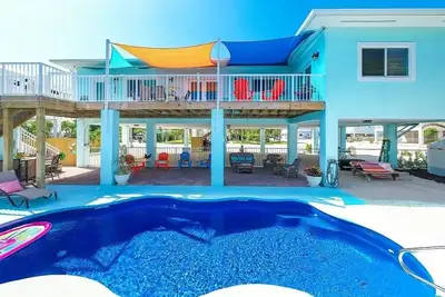 Image de P60 - Maison neuve de 4 chambres et 4 salles de bains avec piscine et amarrage. Incroyable espace de vie extérieur!