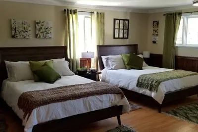 Image de Détente totale au coeur de Trinity Bight! - La suite Evergreen - avec balcon privé!