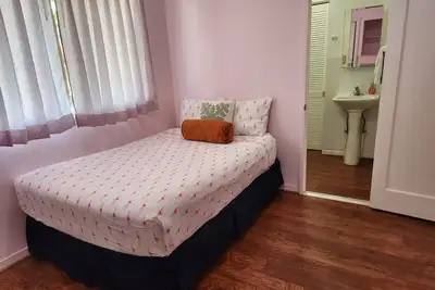 Image de Beau & Commercial 1 Chambre / Salon Avec Parking Gratuit! !