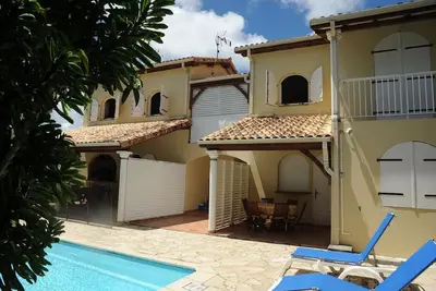 Image de Logement avec  piscine dans jolie résidence de 3 logements. 1, 2 km de la plage.