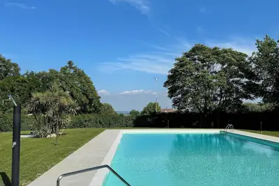 Image de Famille confortable bien située avec vue sur le lac!