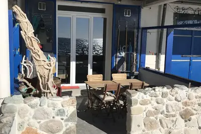 Image de Cabanon Bleu Pieds Dans L’Eau Sur La Plage