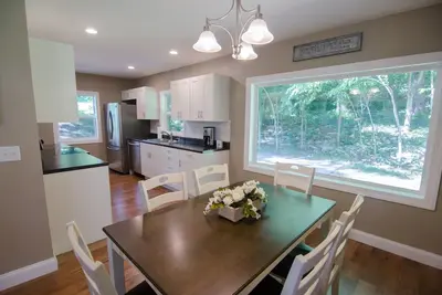 Cottage de campagne paisible avec plan d'étage ouvert