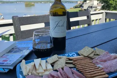 Image de Vue à vol d'oiseau au lac Smith Mountain!