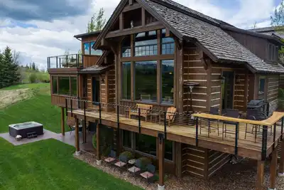 Image de Maison en rondins au bord du lac avec une vue imprenable et des finitions exquises