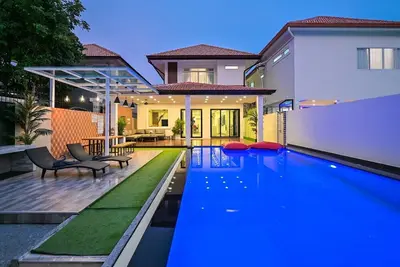 Image de Pool Villa Pattaya 4 chambres, bar extérieur, table de billard et barbecue à gaz