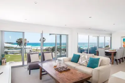 Image de 12 Cliff Road - En face de One Mile Beach!