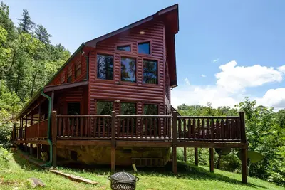 Image de 2br 2bth Unique cabane en rondins avec des sentiers privés sur la propriété