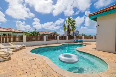 Image de Belle maison avec piscine dans un quartier calme.