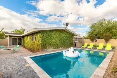 Image de Piscine privée et à distance de marche de la vieille ville!