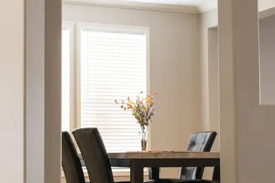 Image de 4200 Sq Ft, Accueil nouvellement meublé, 16 personnes, West Omaha, quartier calme