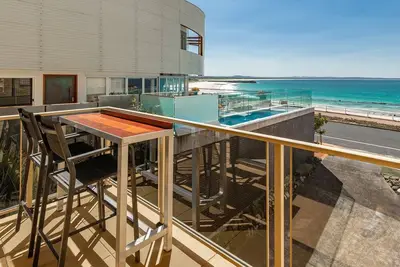 Image de Hibiscus Court 5 - En face de la plage principale!