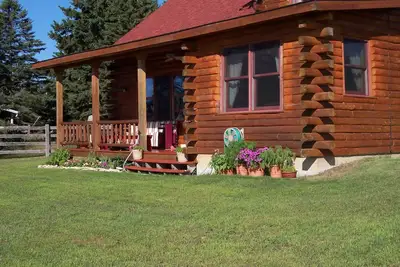 Image de Une maison en rondins sur une plage de sable