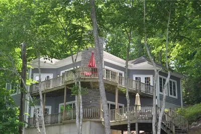 Image de Belle et sereine Lake House sur le lac Hartwell avec Deep Water Dock! ! ! !