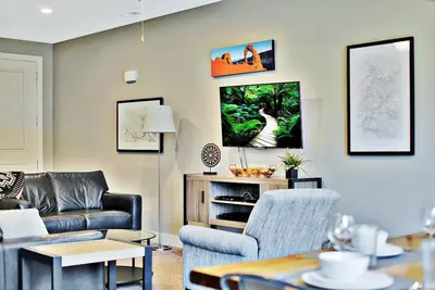 Image de Emplacement incroyable près de la piscine - Décoré par des professionnels - Centre-ville