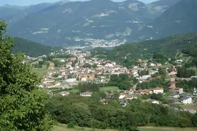 Image de Maison de campagne entre lac et colline