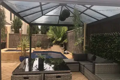 Image de Séjour facile à la plage Hove Executive lumineux et spacieux. Chauffé spa extérieur